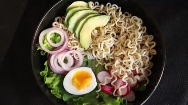 Vejetaryen erişte kasesi avokado, erişte, yumurta, sebze lezzetli aperatif lezzetli lezzetli gurme yemek arkaplan masa üzerinde rustik gıda fotokopi alanı keto ve paleo diyet vejetaryen gıda