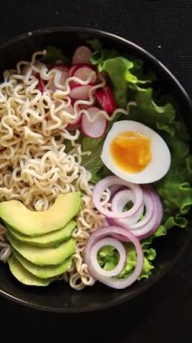 Vejetaryen erişte kasesi avokado, erişte, yumurta, sebze lezzetli aperatif lezzetli lezzetli gurme yemek arkaplan masa üzerinde rustik gıda fotokopi alanı keto ve paleo diyet vejetaryen gıda