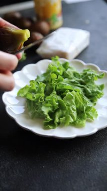 İncirli salata, yumuşak peynir, yeşil yaprak marul lezzetli aperatif lezzetli lezzetli gurme yemek arkaplan masanın üstünde rustik yemekler fotokopi alanı keto ve paleo diyet vejetaryen yemeği