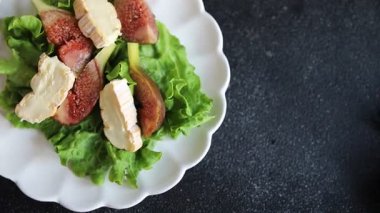 İncirli salata, yumuşak peynir, yeşil yaprak marul lezzetli aperatif lezzetli lezzetli gurme yemek arkaplan masanın üstünde rustik yemekler fotokopi alanı keto ve paleo diyet vejetaryen yemeği