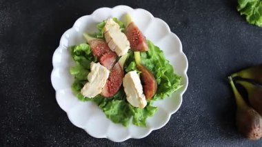 İncirli salata, yumuşak peynir, yeşil yaprak marul lezzetli aperatif lezzetli lezzetli gurme yemek arkaplan masanın üstünde rustik yemekler fotokopi alanı keto ve paleo diyet vejetaryen yemeği