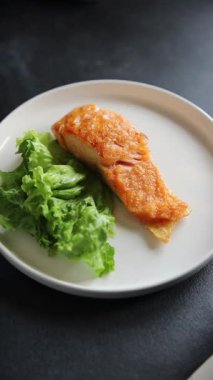 Somon balığı kızartması, ikinci çeşit deniz ürünleri, lezzetli atıştırmalıklar, lezzetli gurme yemek arkaplanı, yemek masası, kırsal yemek, fotokopi alanı, pezeteryan diyeti.