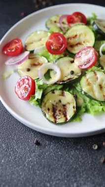 Salata ızgara kabak, domates, marul, lezzetli aperatif lezzetli lezzetli gurme yemek arkaplan masa üzerinde rustik gıda üst görünüm fotokopi alanı keto ve paleo diyet vegan ve vejetaryen gıda