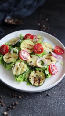 Salata ızgara kabak, domates, marul, lezzetli aperatif lezzetli lezzetli gurme yemek arkaplan masa üzerinde rustik gıda üst görünüm fotokopi alanı keto ve paleo diyet vegan ve vejetaryen gıda