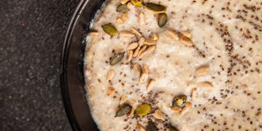 Chia pudingi, meyve püresi, lezzetli aperatif, lezzetli gurme yemek arka planı, masa üstü yemekler, fotokopi odası keto, paleo diyet vejetaryen ve vejetaryen yemekleri.