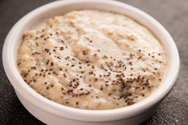 Chia pudingi, meyve püresi, lezzetli aperatif, lezzetli gurme yemek arka planı, masa üstü yemekler, fotokopi odası keto, paleo diyet vejetaryen ve vejetaryen yemekleri.