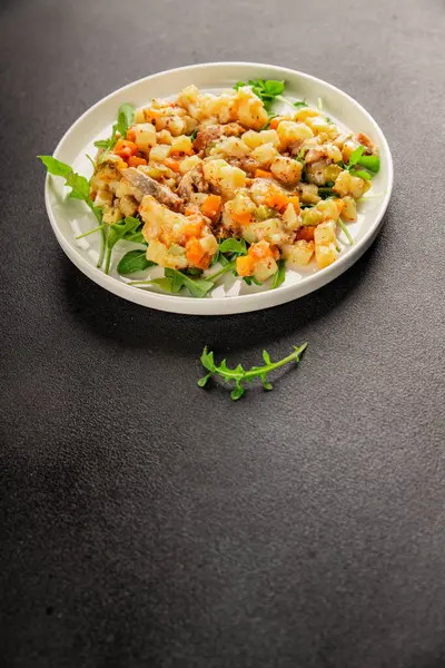 Patates salatası ve füme balık. Lezzetli çerez. Lezzetli gurme yemek arkaplanı.