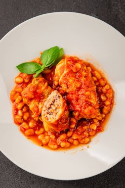 Doldurulmuş lahana sosu, fasulye eti, lahana, taze lezzetli gurme yemek arkaplanı kırsal yiyecekler, fotokopi alanı.