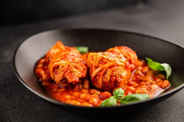Doldurulmuş lahana sosu, fasulye eti, lahana, taze lezzetli gurme yemek arkaplanı kırsal yiyecekler, fotokopi alanı.