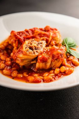 Doldurulmuş lahana sosu, fasulye eti, lahana, taze lezzetli gurme yemek arkaplanı kırsal yiyecekler, fotokopi alanı.