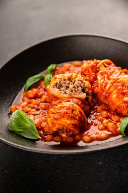 Doldurulmuş lahana sosu, fasulye eti, lahana, taze lezzetli gurme yemek arkaplanı kırsal yiyecekler, fotokopi alanı.