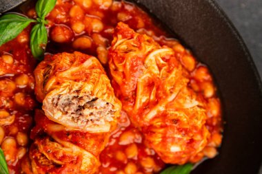 Doldurulmuş lahana sosu, fasulye eti, lahana, taze lezzetli gurme yemek arkaplanı kırsal yiyecekler, fotokopi alanı.