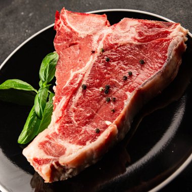 Çiğ biftek T-bone taze et prim biftek aperatif taze lezzetli gurme yemek arka planı masa rustik gıda üst görünüm fotokopi alanı