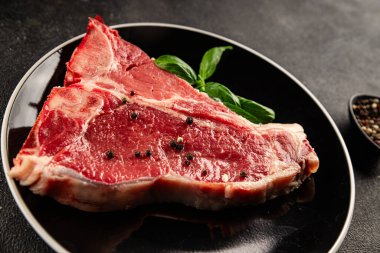 Çiğ biftek T-bone taze et prim biftek aperatif taze lezzetli gurme yemek arka planı masa rustik gıda üst görünüm fotokopi alanı