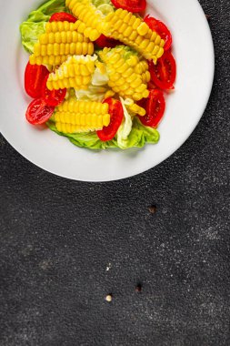 Mısır salatası, domates, taze sebzeler, taze lezzetli gurme, yemek, masa üstü yemek, fotokopi alanı, vejetaryen ve vejetaryen yemekleri.