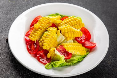 Mısır salatası, domates, taze sebzeler, taze lezzetli gurme, yemek, masa üstü yemek, fotokopi alanı, vejetaryen ve vejetaryen yemekleri.