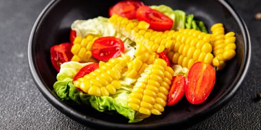 Mısır salatası, domates, taze sebzeler, taze lezzetli gurme, yemek, masa üstü yemek, fotokopi alanı, vejetaryen ve vejetaryen yemekleri.