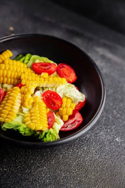 Mısır salatası, domates, taze sebzeler, taze lezzetli gurme, yemek, masa üstü yemek, fotokopi alanı, vejetaryen ve vejetaryen yemekleri.