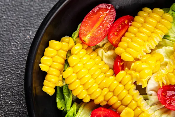 Mısır salatası, domates, taze sebzeler, taze lezzetli gurme, yemek, masa üstü yemek, fotokopi alanı, vejetaryen ve vejetaryen yemekleri.