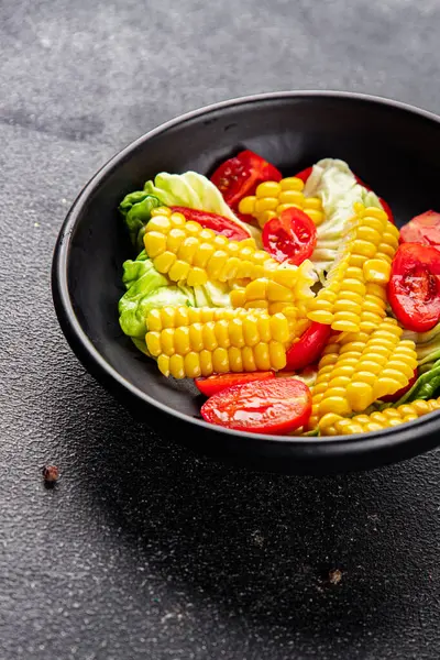 Mısır salatası, domates, taze sebzeler, taze lezzetli gurme, yemek, masa üstü yemek, fotokopi alanı, vejetaryen ve vejetaryen yemekleri.