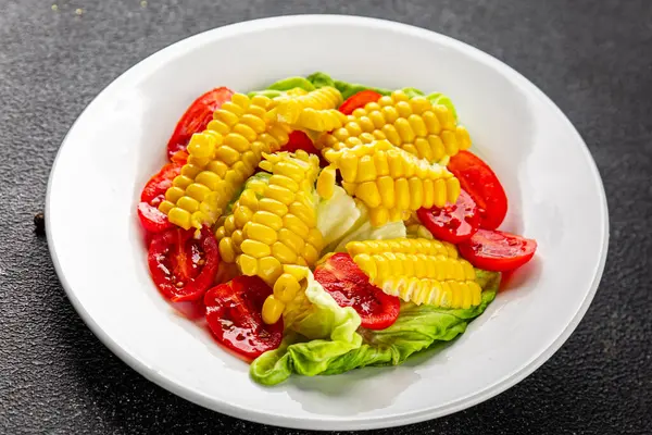 Mısır salatası, domates, taze sebzeler, taze lezzetli gurme, yemek, masa üstü yemek, fotokopi alanı, vejetaryen ve vejetaryen yemekleri.