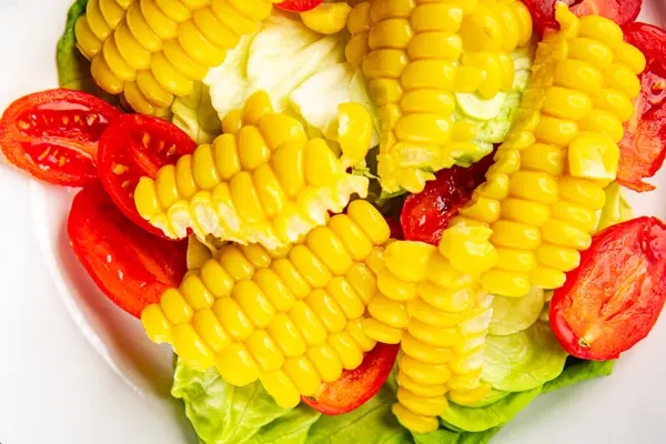 Mısır salatası, domates, taze sebzeler, taze lezzetli gurme, yemek, masa üstü yemek, fotokopi alanı, vejetaryen ve vejetaryen yemekleri.