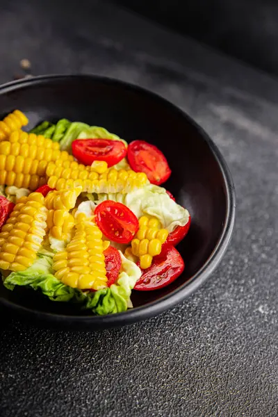 Mısır salatası, domates, taze sebzeler, taze lezzetli gurme, yemek, masa üstü yemek, fotokopi alanı, vejetaryen ve vejetaryen yemekleri.
