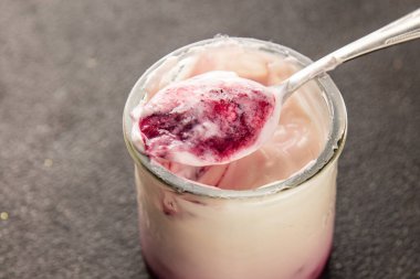 Yoğurt ya da böğürtlenli Skir taze ekşi doğal ürün lezzetli çerez lezzetli gurme yemek arkaplanı masa rustik gıda üst görünümü kopya alanı