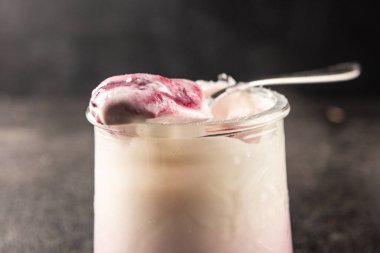 Yoğurt ya da böğürtlenli Skir taze ekşi doğal ürün lezzetli çerez lezzetli gurme yemek arkaplanı masa rustik gıda üst görünümü kopya alanı