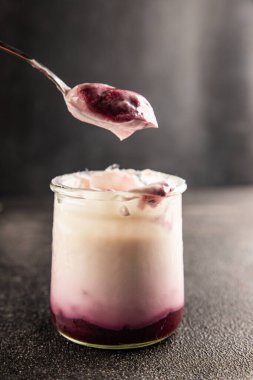 Yoğurt ya da böğürtlenli Skir taze ekşi doğal ürün lezzetli çerez lezzetli gurme yemek arkaplanı masa rustik gıda üst görünümü kopya alanı