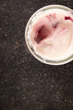 Yoğurt ya da böğürtlenli Skir taze ekşi doğal ürün lezzetli çerez lezzetli gurme yemek arkaplanı masa rustik gıda üst görünümü kopya alanı