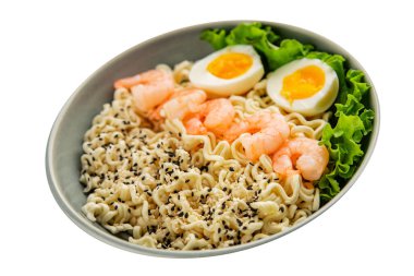 Erişte, karides ve sebze lezzetli deniz ürünleri lezzetli lezzetli gurme yemek arkaplanı masanın üstünde kırsal yiyecekler fotokopi alanı vejetaryen yemekleri