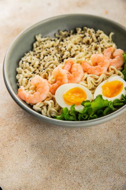 Erişte, karides ve sebze lezzetli deniz ürünleri lezzetli lezzetli gurme yemek arkaplanı masanın üstünde kırsal yiyecekler fotokopi alanı vejetaryen yemekleri