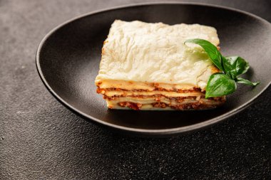 Lasagna bolonez bchamel sosu, et, peynir ikinci yemek lezzetli aperatif taze lezzetli gurme yemek arka planı masada kırsal kesimde 