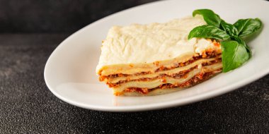 Lasagna bolonez bchamel sosu, et, peynir ikinci yemek lezzetli aperatif taze lezzetli gurme yemek arka planı masada kırsal kesimde 