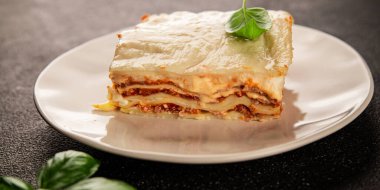 Lasagna bolonez bchamel sosu, et, peynir ikinci yemek lezzetli aperatif taze lezzetli gurme yemek arka planı masada kırsal kesimde 