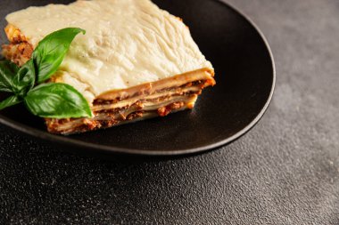 Lasagna bolonez bchamel sosu, et, peynir ikinci yemek lezzetli aperatif taze lezzetli gurme yemek arka planı masada kırsal kesimde 