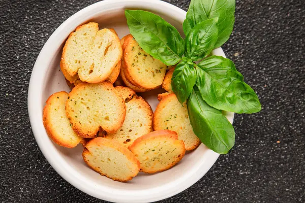 Sebzeli çıtır ekmek, kızarmış ekmek, lezzetli aperatif, lezzetli gurme yemek arka planı, kırsal yemek, üst görünüm, fotokopi alanı.