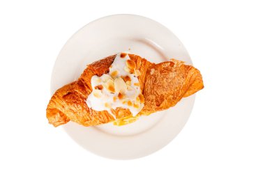 Kruvasan bademi taze pişmiş tatlı tatlı tatlı aperatif lezzetli gurme yemek arkaplanı masa kırsal yiyeceklerin üst görünümü fotokopi alanı.