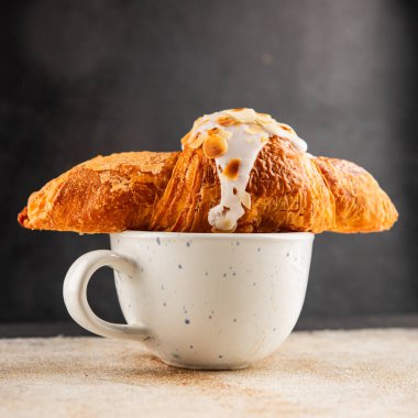 Kruvasan bademi taze pişmiş tatlı tatlı tatlı aperatif lezzetli gurme yemek arkaplanı masa kırsal yiyeceklerin üst görünümü fotokopi alanı.