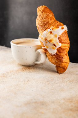 Kruvasan bademi taze pişmiş tatlı tatlı tatlı aperatif lezzetli gurme yemek arkaplanı masa kırsal yiyeceklerin üst görünümü fotokopi alanı.