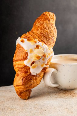 Kruvasan bademi taze pişmiş tatlı tatlı tatlı aperatif lezzetli gurme yemek arkaplanı masa kırsal yiyeceklerin üst görünümü fotokopi alanı.