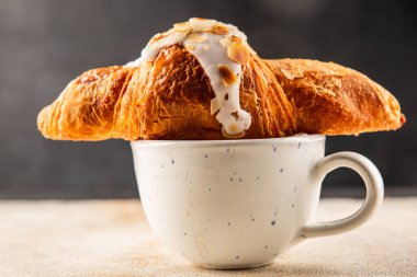 Kruvasan bademi taze pişmiş tatlı tatlı tatlı aperatif lezzetli gurme yemek arkaplanı masa kırsal yiyeceklerin üst görünümü fotokopi alanı.