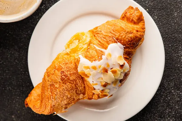 Kruvasan bademi taze pişmiş tatlı tatlı tatlı aperatif lezzetli gurme yemek arkaplanı masa kırsal yiyeceklerin üst görünümü fotokopi alanı.