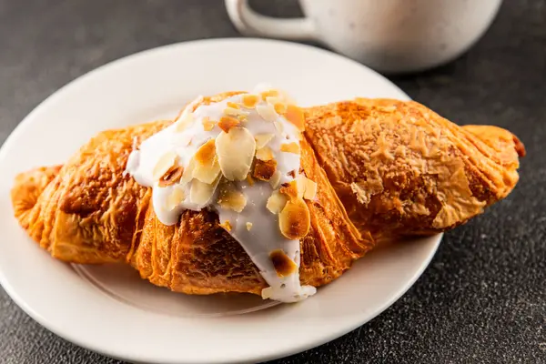 Kruvasan bademi taze pişmiş tatlı tatlı tatlı aperatif lezzetli gurme yemek arkaplanı masa kırsal yiyeceklerin üst görünümü fotokopi alanı.