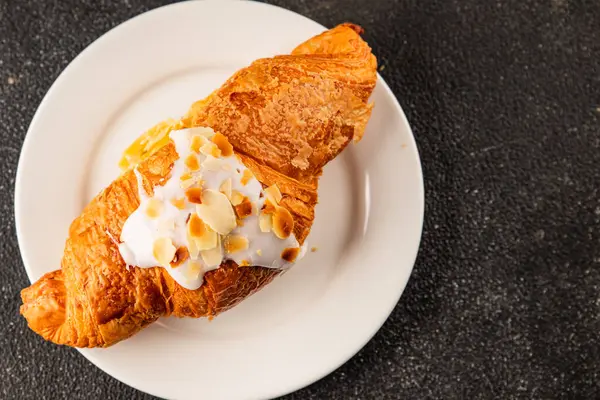 Kruvasan bademi taze pişmiş tatlı tatlı tatlı aperatif lezzetli gurme yemek arkaplanı masa kırsal yiyeceklerin üst görünümü fotokopi alanı.