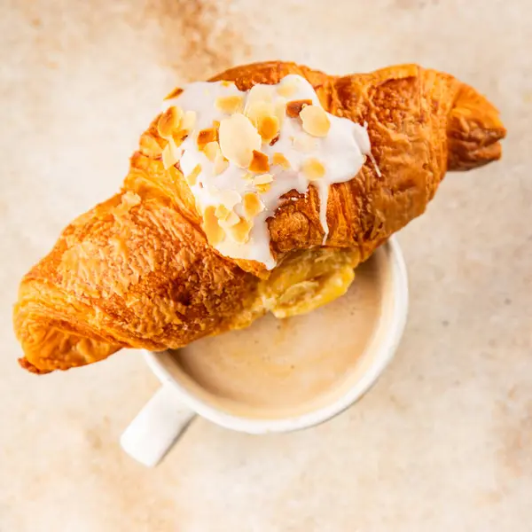 Kruvasan bademi taze pişmiş tatlı tatlı tatlı aperatif lezzetli gurme yemek arkaplanı masa kırsal yiyeceklerin üst görünümü fotokopi alanı.