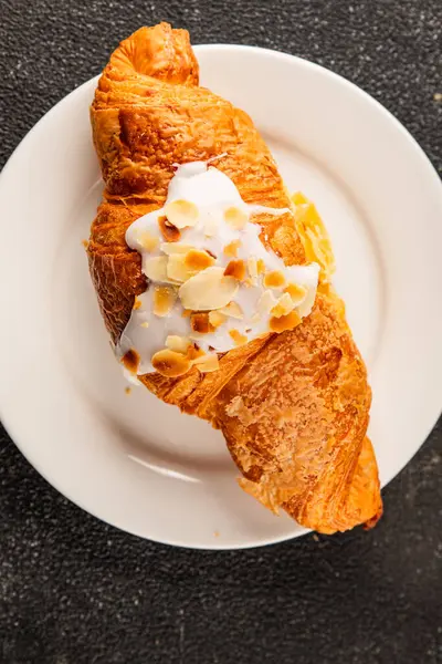 Kruvasan bademi taze pişmiş tatlı tatlı tatlı aperatif lezzetli gurme yemek arkaplanı masa kırsal yiyeceklerin üst görünümü fotokopi alanı.