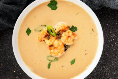Tom Kha karides çorbası, hindistan cevizi sütü, miso macunu lezzetli deniz ürünleri aperatifleri taze lezzetli gurme yemek arkaplanı masa rustik yemekler üst görünüm fotokopi alanı pesseeter diyeti