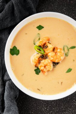 Tom Kha karides çorbası, hindistan cevizi sütü, miso macunu lezzetli deniz ürünleri aperatifleri taze lezzetli gurme yemek arkaplanı masa rustik yemekler üst görünüm fotokopi alanı pesseeter diyeti